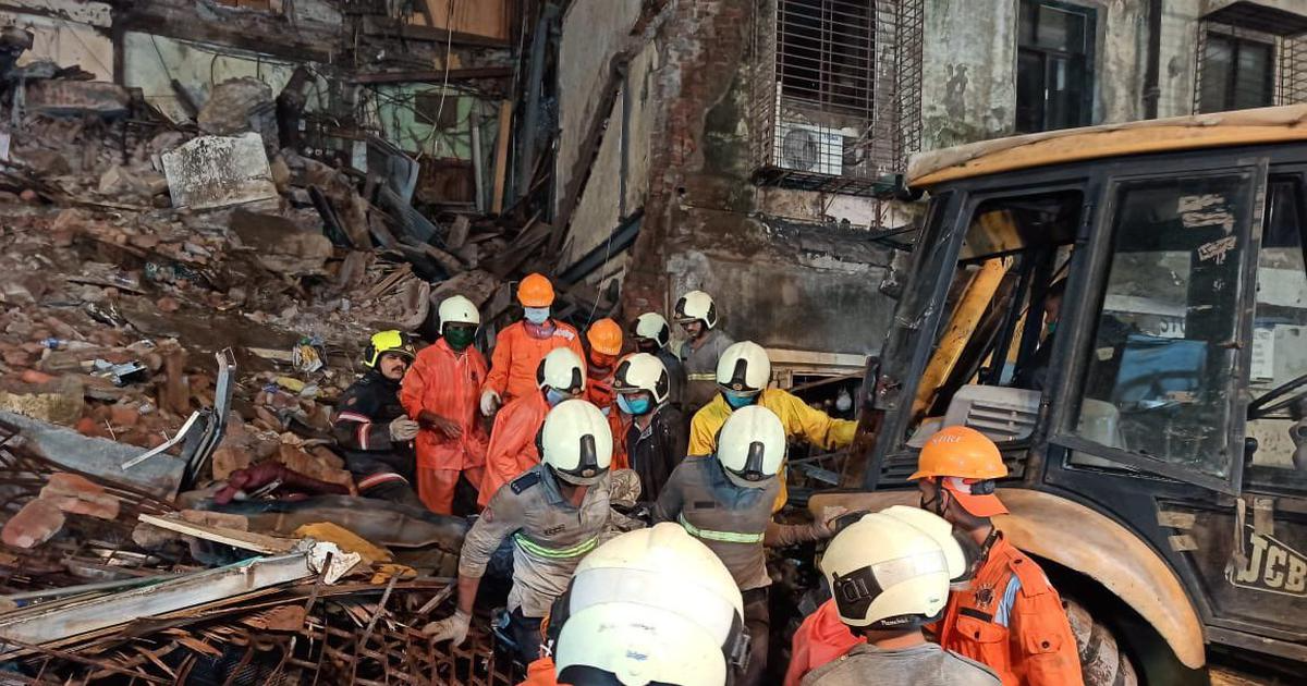 मुंबईः कुर्ला में भरभराकर गिरी चार मंजिला बिल्डिंग, मलबे में दबे 20 से 25 लोग