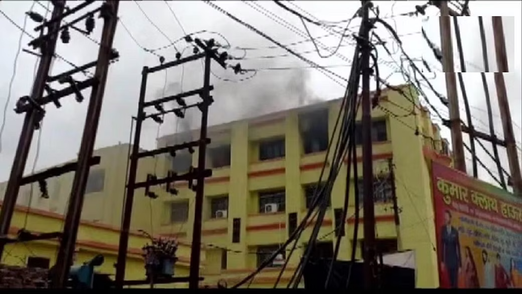 UP: संभल जिला अस्पताल की चौथी मंजिल में लगी आग, मची अफरा-तफरी, फायर ब्रिगेड की गाड़ियां मौके पर