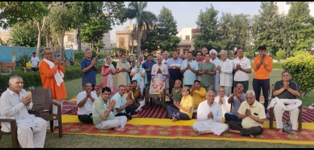  भिवानी   भारत माता सेवा मंडल के सदस्यों ने आज मंगलवार को एमसी कॉलोनी शिव मंदिर प्रांगण में हनुमान जी की आराधना की गई जिसमें स्थानीय महिला पुरुषों ने भाग लिया। 