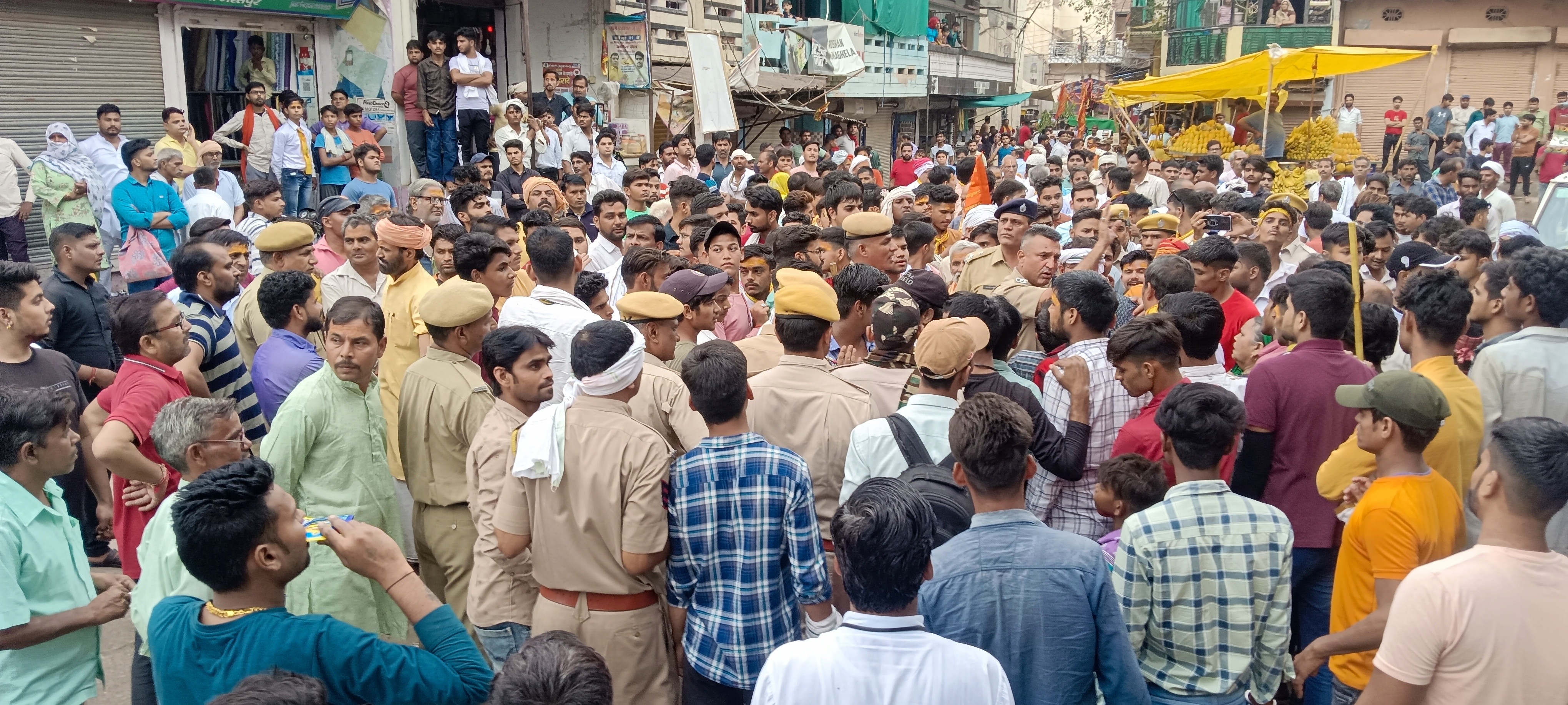 जुरहरा में भगवान परशुराम की शोभायात्रा मेले में किया विवाद व झगड़ा    कस्बे के बाजार हुए बन्द    कई लोगों को आई चोटें    ब्राह्मण समाज के लोगों ने पुलिस के खिलाफ की नारेबाजी