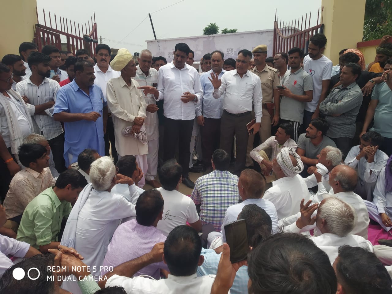 गोविंदगढ़ पुलिस थाने के सामने ने लोगों ने दिया धरना